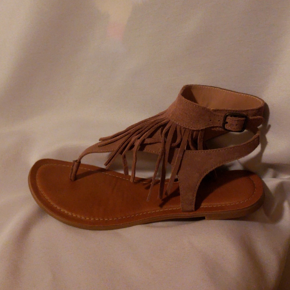 Restricted fringe sandals